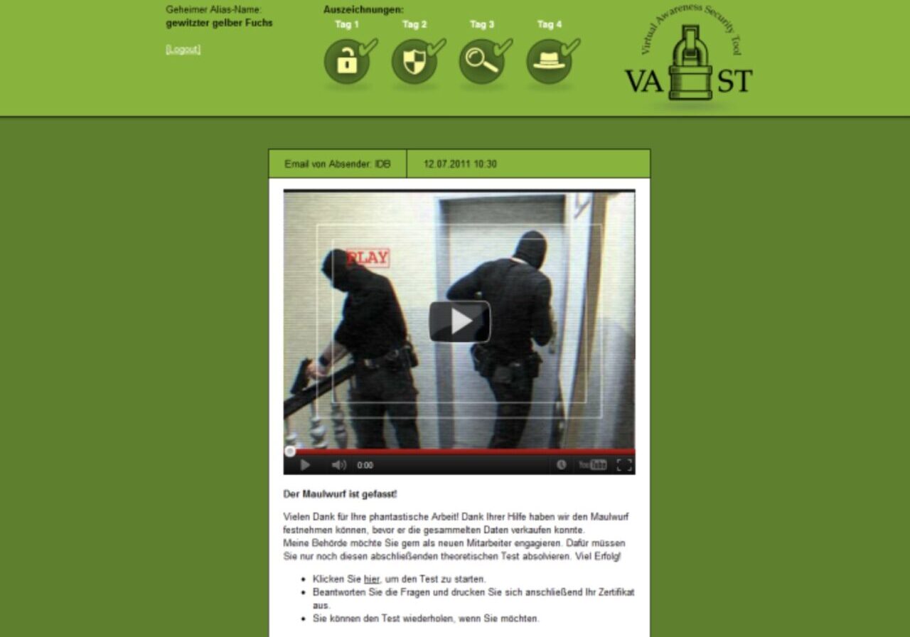 Screenshot einer deutschsprachigen Website mit grünem Hintergrund, auf dem ein Video von zwei schwarz gekleideten und maskierten Personen zu sehen ist, die eine Tür öffnen, mit Freigabeoptionen, Navigationsregisterkarten und Text über und unter dem eingebetteten Video.