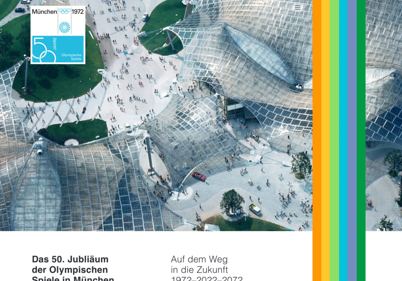 Luftaufnahme der geschwungenen gläsernen Vordächer des Münchner Olympiaparks mit darunter gehenden Menschen. Die linke Seite zeigt ein Logo für das 50-jährige Jubiläum der Olympischen Spiele 1972 und einen deutschen Text über die Jubiläumsfeierlichkeiten.